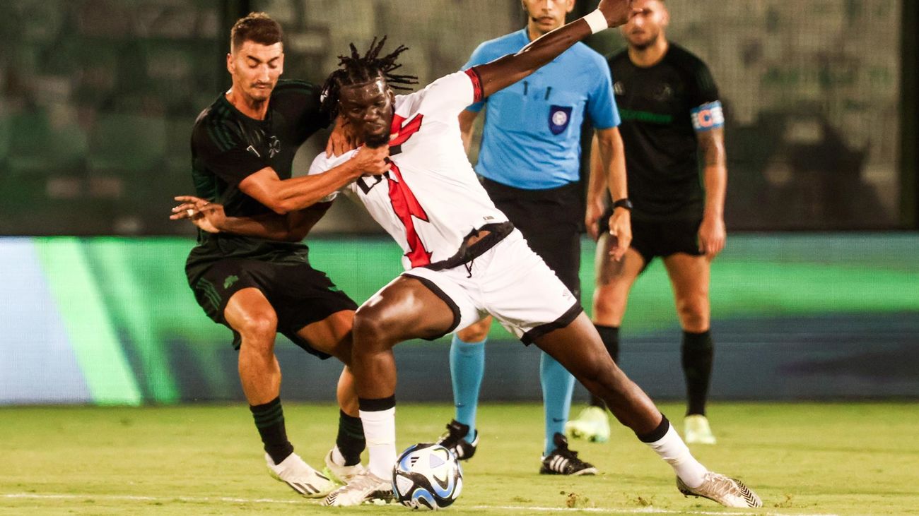 Nteka lucha por un balón