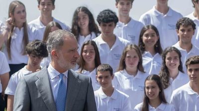 Felipe VI recibe en audiencia a los 50 mejores preuniversitarios del programa 'Becas Europa'