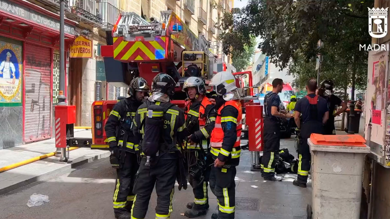 Un bombero de nuevo ingreso rescata a una mujer de 52 años herida grave en el incendio de San Millán