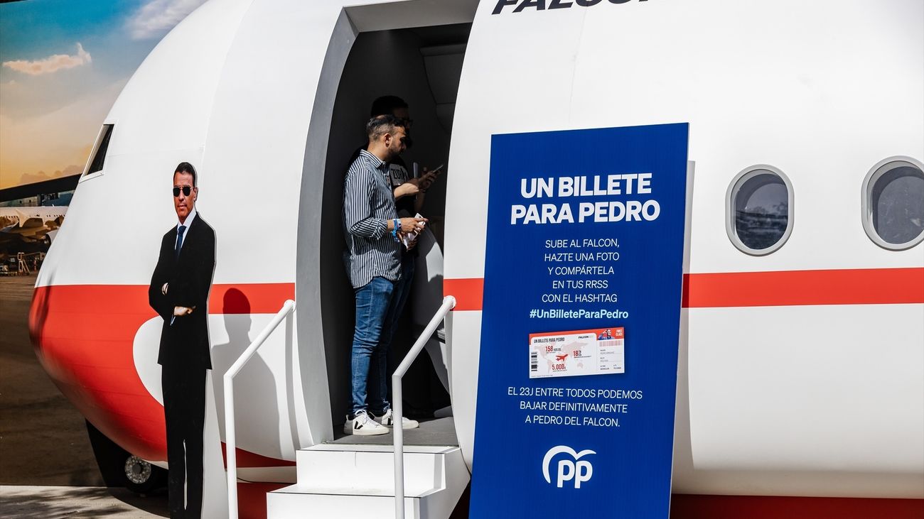 Maqueta del Falcon instalada por el PP en Recoletos