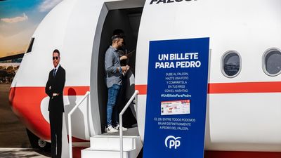El PP instala una maqueta del Falcon en Madrid con el lema "Es el momento de bajar a Pedro"