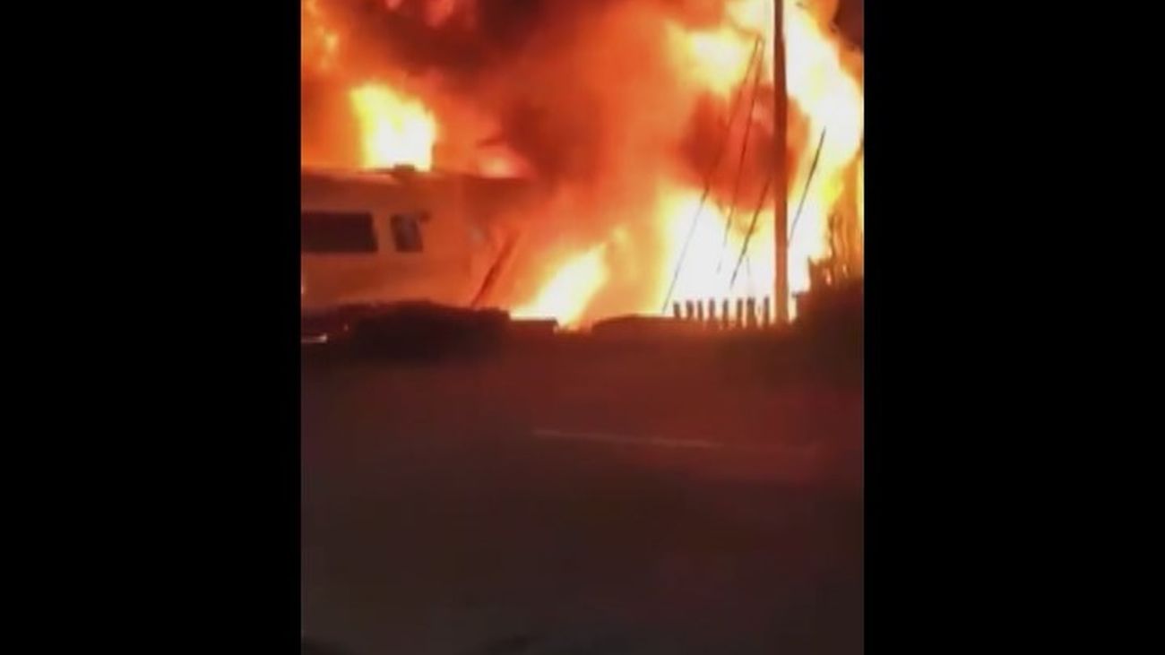 Un tren de pasajeros embiste a un camión en Java