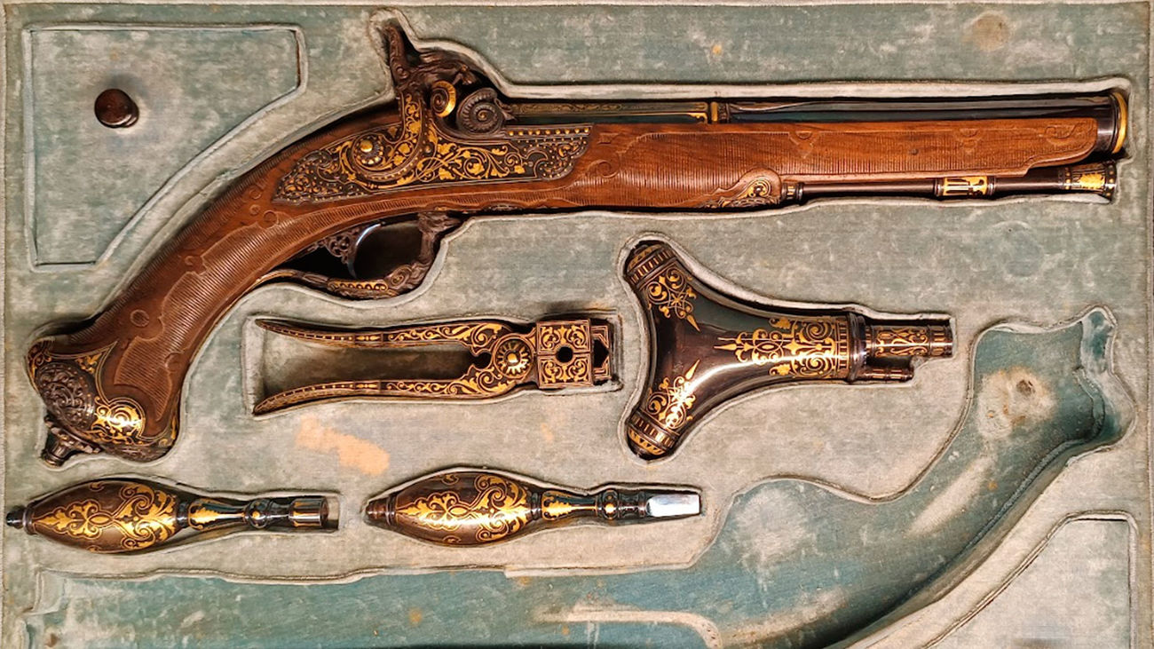 Estuche con pistolas de duelo y sus accesorios, elaborados en Eibar por el prestigioso arcabucero Eusebio Zuloaga hacia 1856-1860