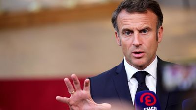 Macron cambia a ocho ministros, pero conserva a Borne al frente