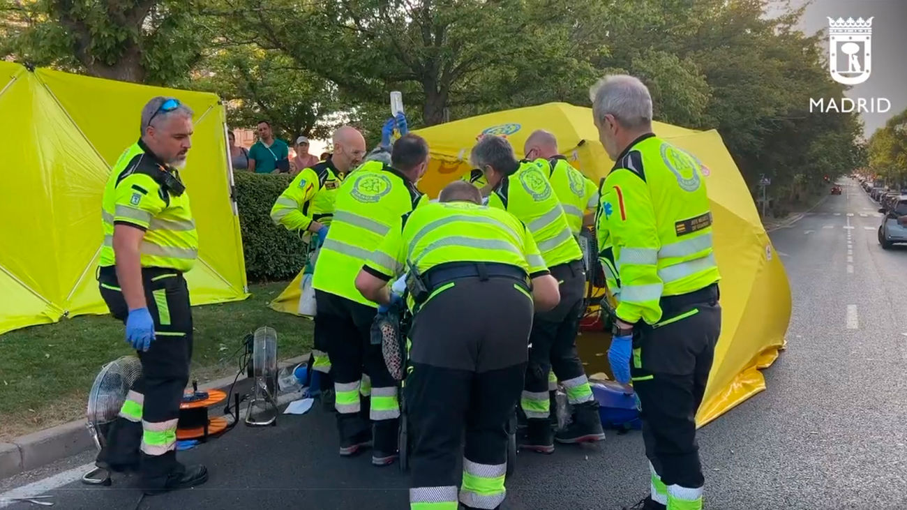 SAMUR estabiliza a una mujer de 75 años atropellada por un turismo en Vicálvaro