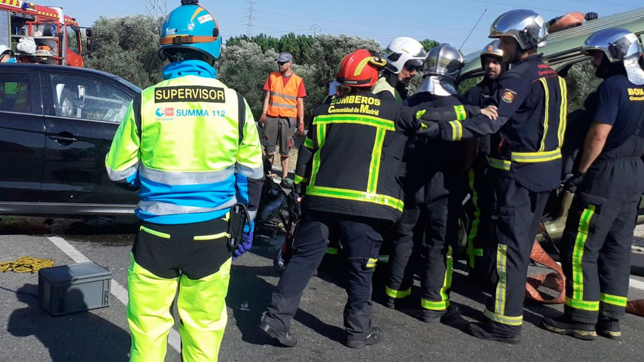 Bomberos de la Comunidad de Madrid rescatan a tres personas atrapadas en sus coches tras un choque frontal