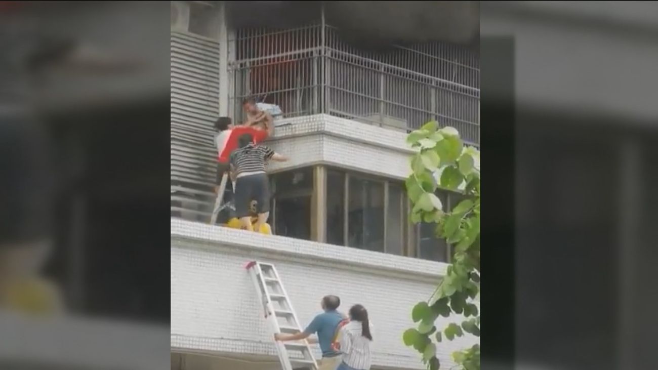 Angustiosos rescate de un niño en un incendio en China