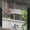 Angustiosos rescate de un niño en un incendio en China