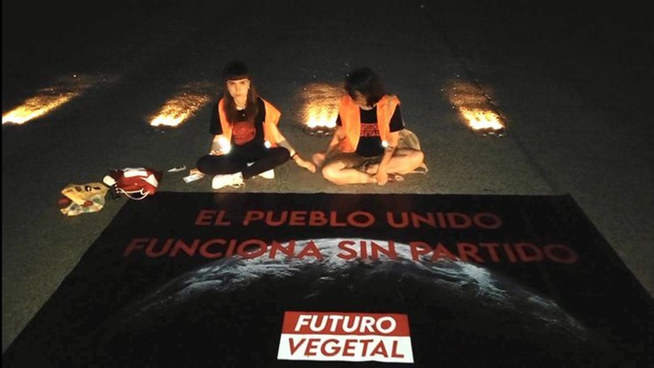 Activistas de 'Futuro Vegetal' en el aeropuerto de Barajas