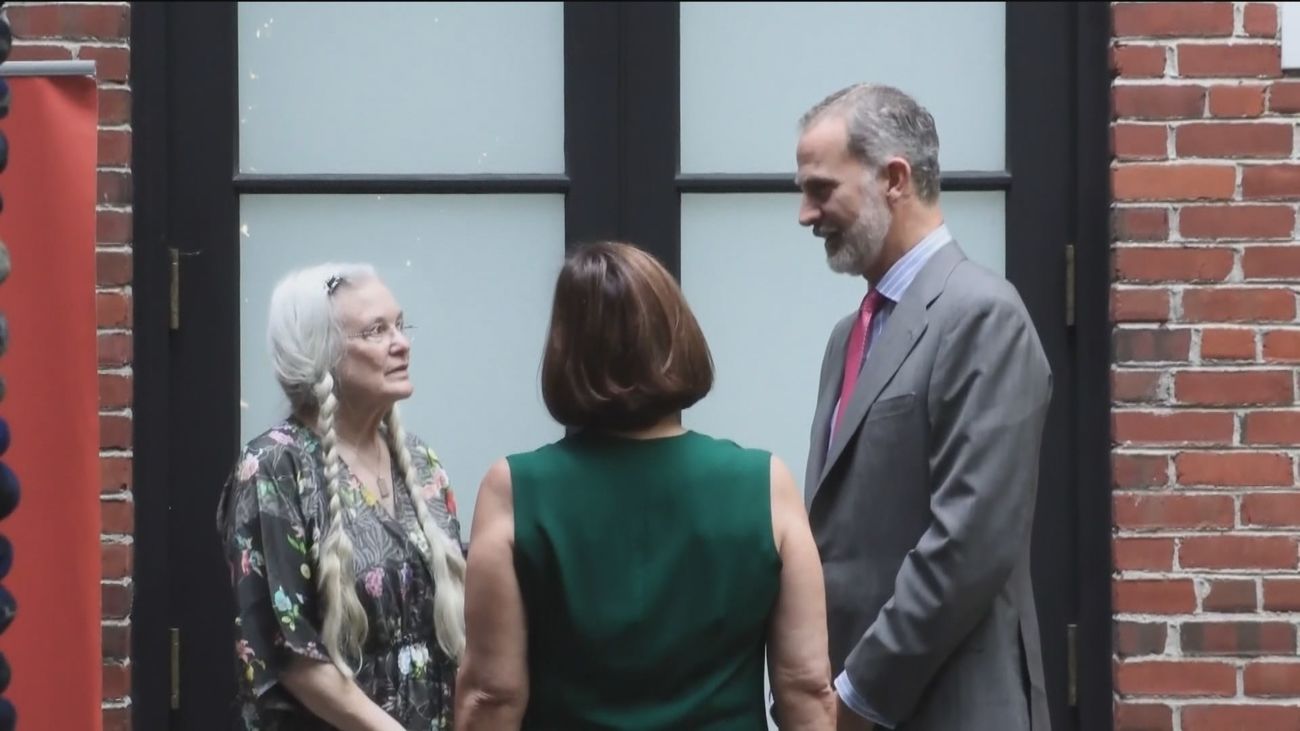 El Rey entrega a la escritora Sharon Olds el Premio Joan Magarit de Poesía en Nueva York