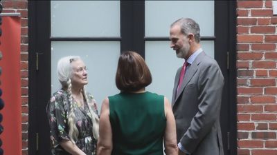 El Rey entrega a la escritora Sharon Olds el Premio Joan Magarit de Poesía en Nueva York