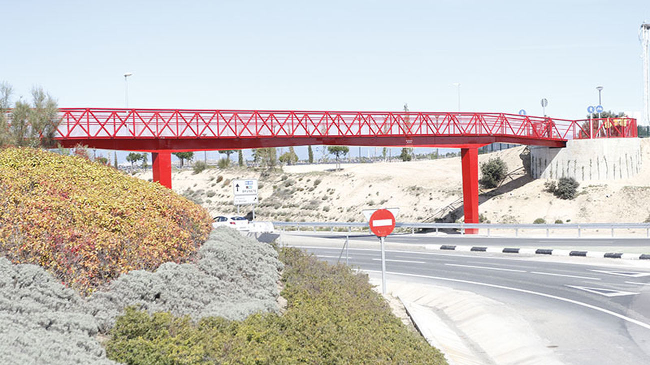 Una de las pasarelas de la M-513 que une el casco antiguo de Boadilla con las urbanizaciones, 2015