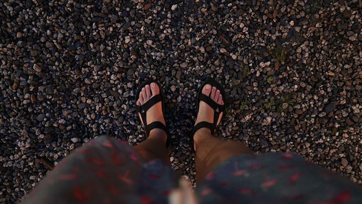 Look con bañador y sandalias / Archivo