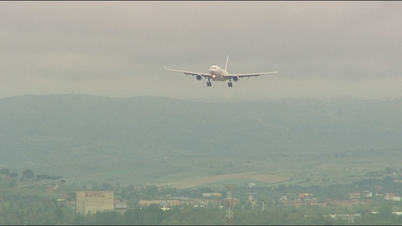 Subida de carburantes y otra tasa a los billetes de avión, los otros compromisos de Sánchez con Bruselas