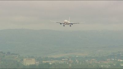 Subida de carburantes y otra tasa a los billetes de avión, los otros compromisos de Sánchez con Bruselas