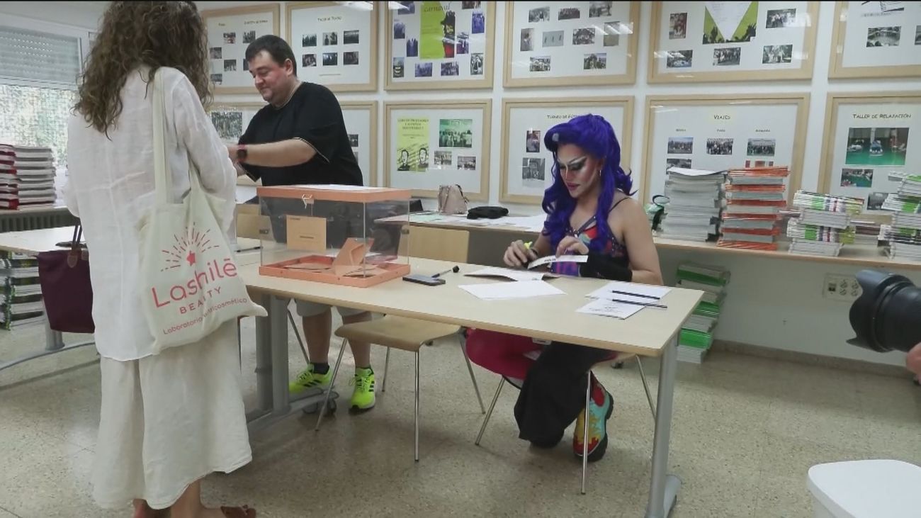Una drag queen o un obispo en las mesas electorales... Las anécdotas del 23J