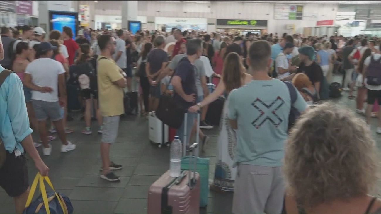 Miles de madrileños atrapados en Valencia por una avería en el túnel del AVE