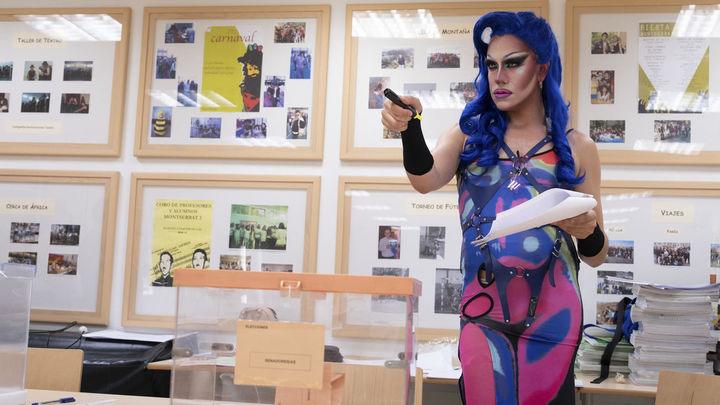 Una drag queen o un obispo en las mesas electorales