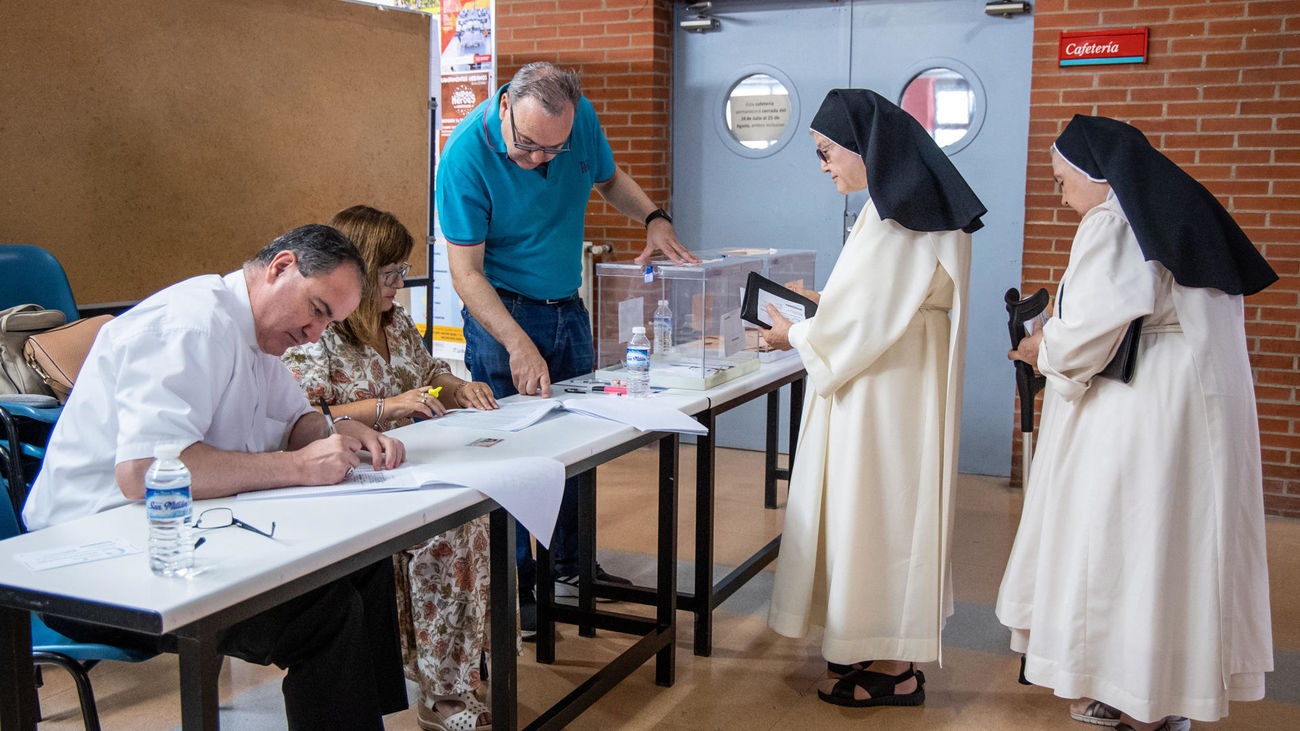 Dos monjas ejercen su derecho al voto en las elecciones generales del 23J