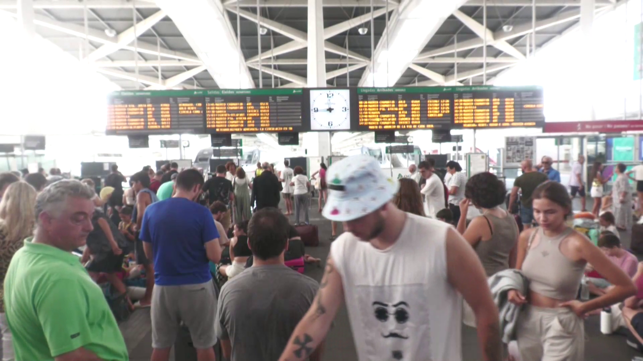 Viajeros en la Estación Joaquín Sorolla de Valencia, atrapados por la suspensión del servicio de trenes