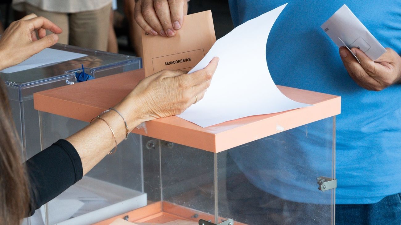 Una persona ejerce su derecho a voto durante las elecciones generales