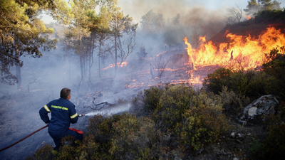 Comienzan las repatriaciones a turistas de Rodas por los incendios