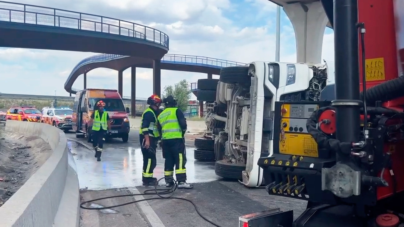 Un conductor herido grave al volcar un camión de escombros en la A-3, en la salida de Valdemingómez