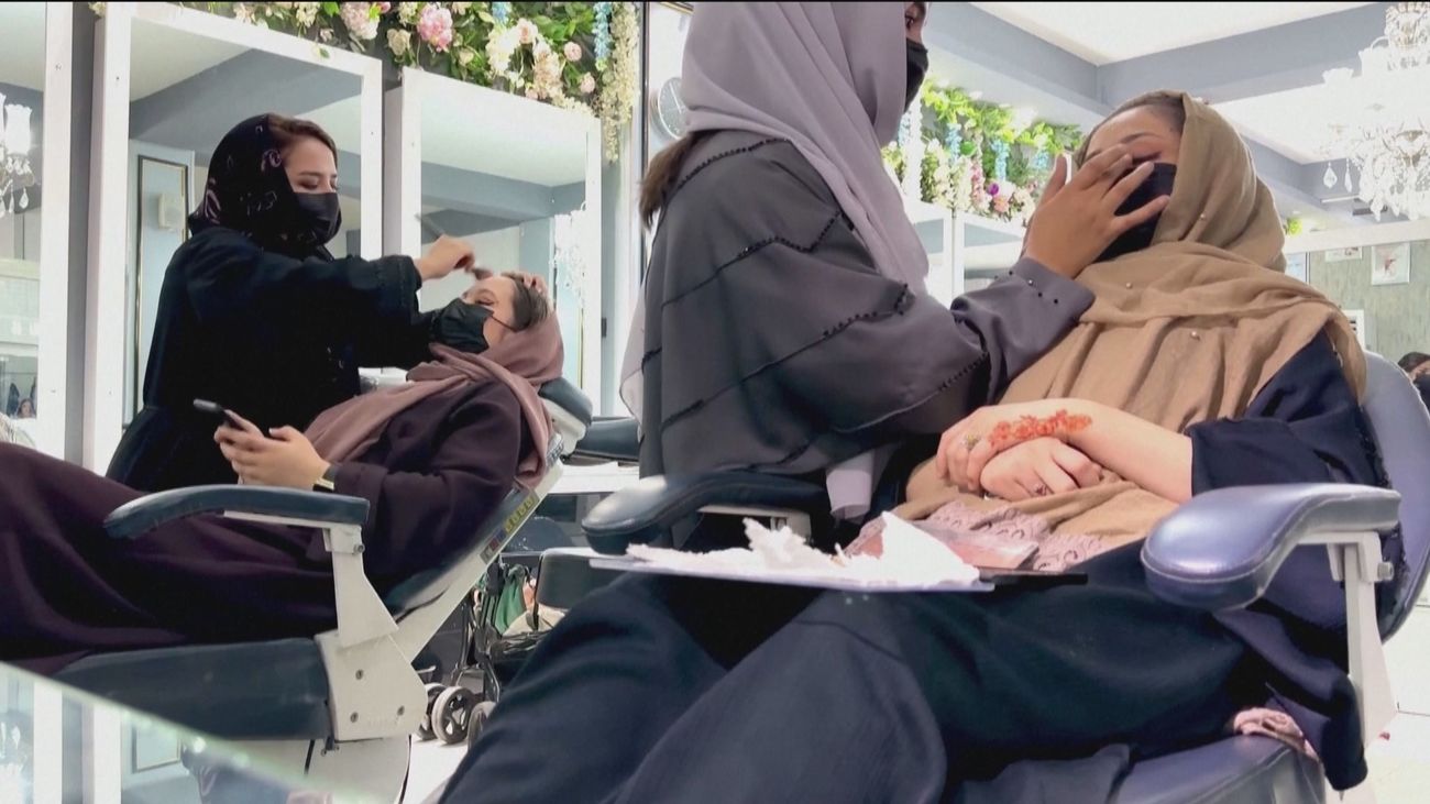60.000 mujeres sin trabajo en Afganistán tras el cierre de los salones de belleza