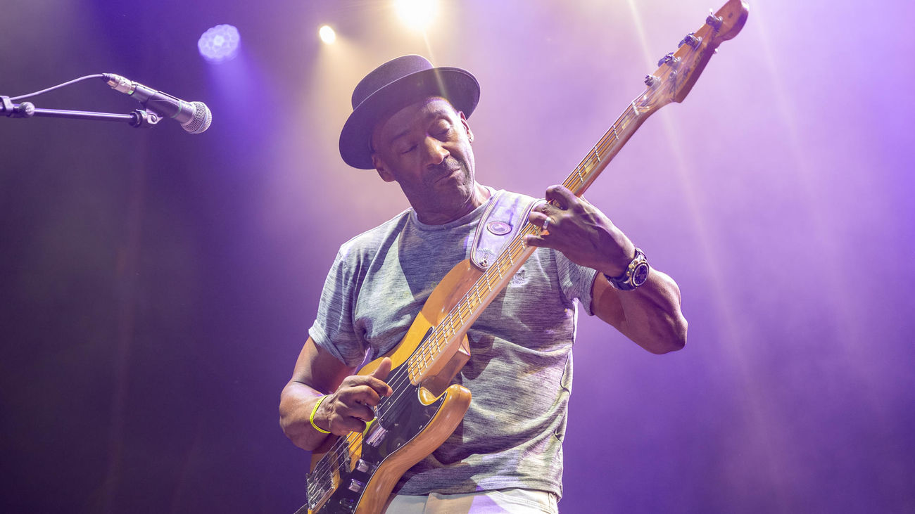 El jazz de Marcus Miller llenó la Noche del Botánico de la Complutense este lunes