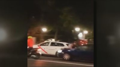 Una discusión en Retiro acaba con un policía arrollado y subido al capó de un coche