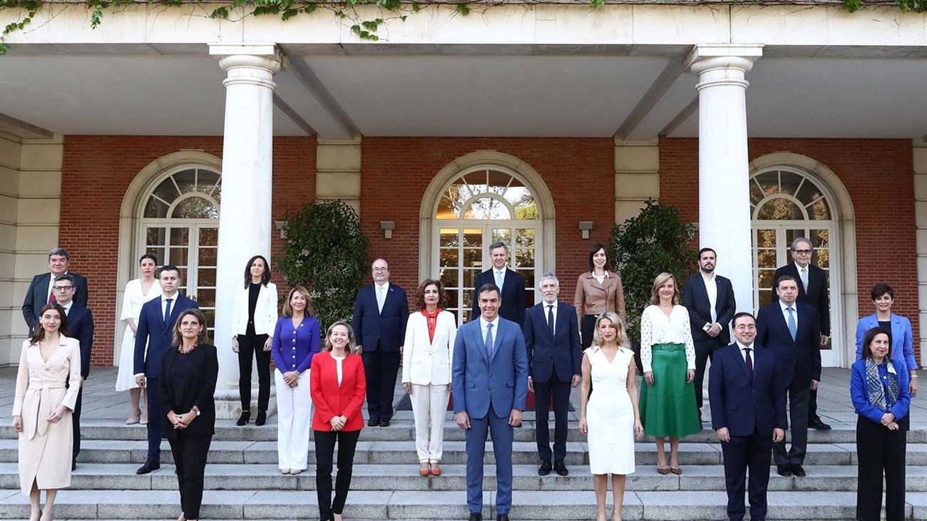 Pedro Sánchez y sus ministros a las puertas del Palacio de la Moncloa