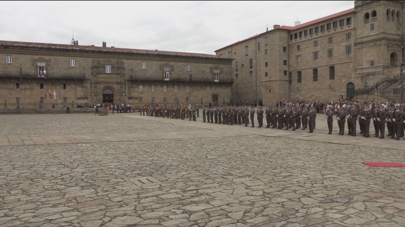 Fuegos artificiales, procesión y eucaristía en la catedral de Santiago por el día del apóstol