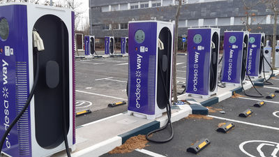 Al menos un cargador eléctrico cada 60 kilómetros, impone la UE