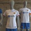 El Barcelona presenta su segunda equipación de color blanco