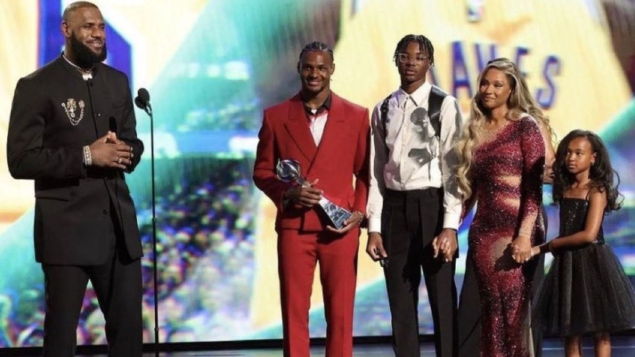 LeBron James junto a sus hijos y su esposa