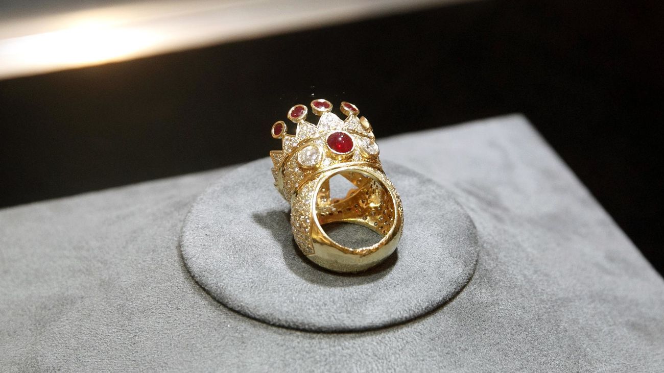Anillo de oro, rubíes y diamantes con una corona diseñado por el rapero Tupac Sahkur en 1996, subastado por Sotheby's en New York, Estados Unidos,20 Julio 2023