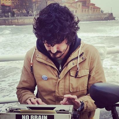 Andrelo teclea para crear Poesía Automágica / AYTO SAN SEBASTIÁN DE LOS REYES