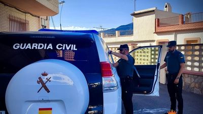 Detienen al británico fugado tras apuñalar a su novia, que salió despedida del coche