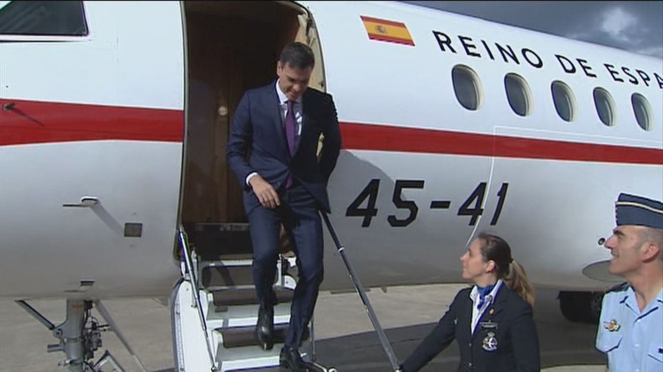 Pedro Sánchez en la escalerilla del Falcón oficial