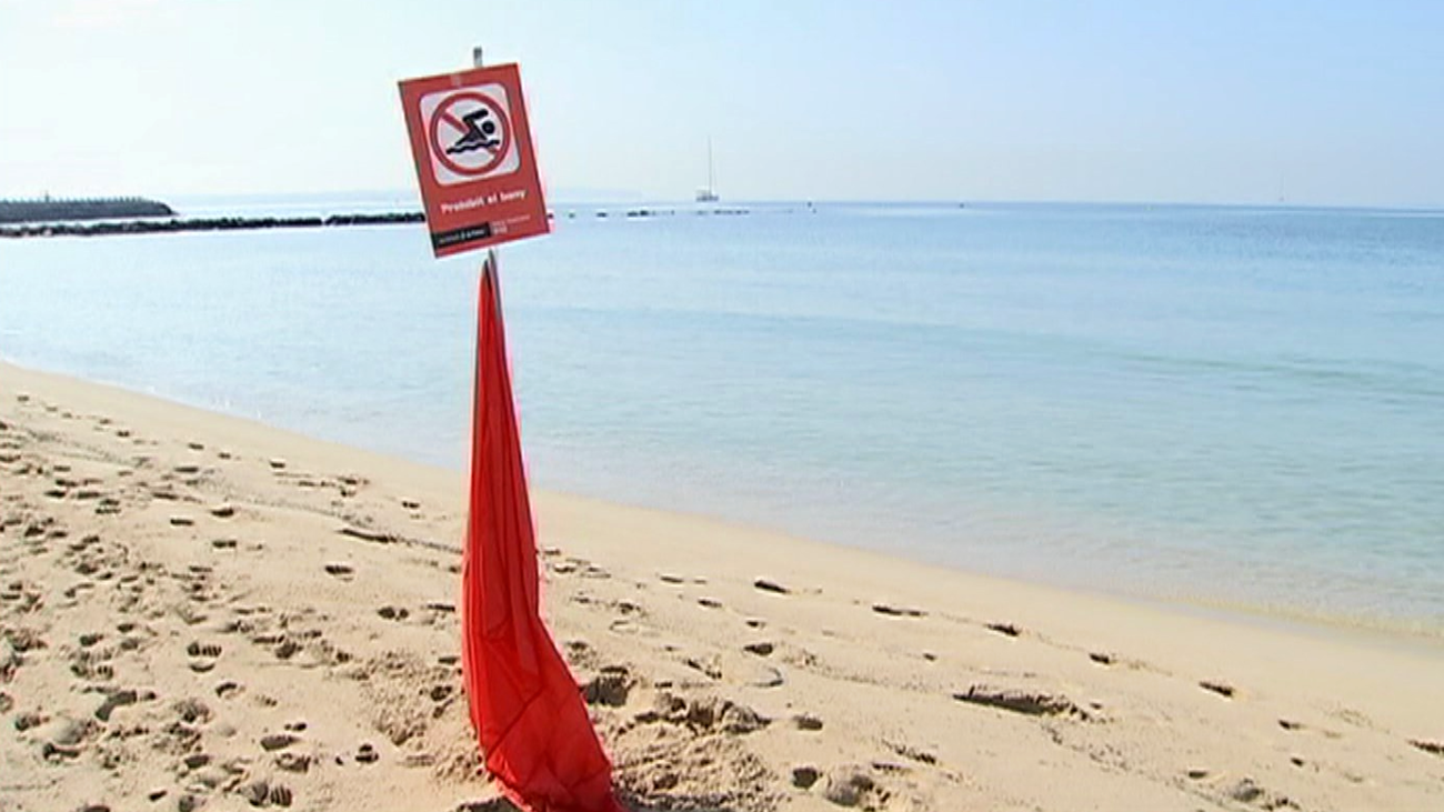 Bandera roja en una playa por riesgo de ahogamientos