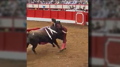 El torero peruano Roca Rey salva la vida de milagro