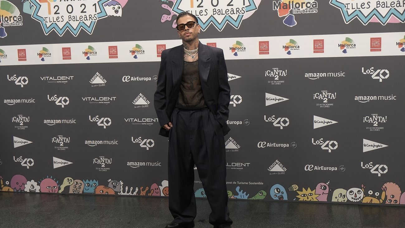 El cantante Rauw Alejandro, posa en el photocall de los 40 Music Awards 2021 en el Velèdrom de Palma