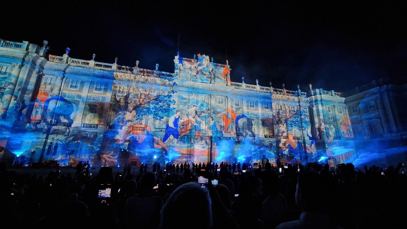 Descubre el espectáculo de videomapping que cubre la fachada del Palacio Real