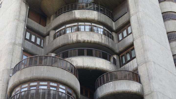 Detalle de los cuerpos cilíndricos en la fachada de Torres Blancas / AYTO MADRID