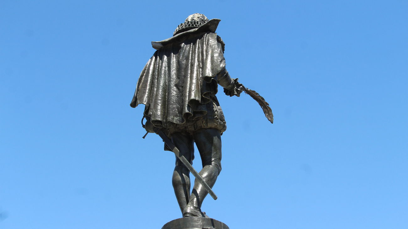 Estatua de Miguel de Cervantes en Alcalá de Henares con la pluma repuesta