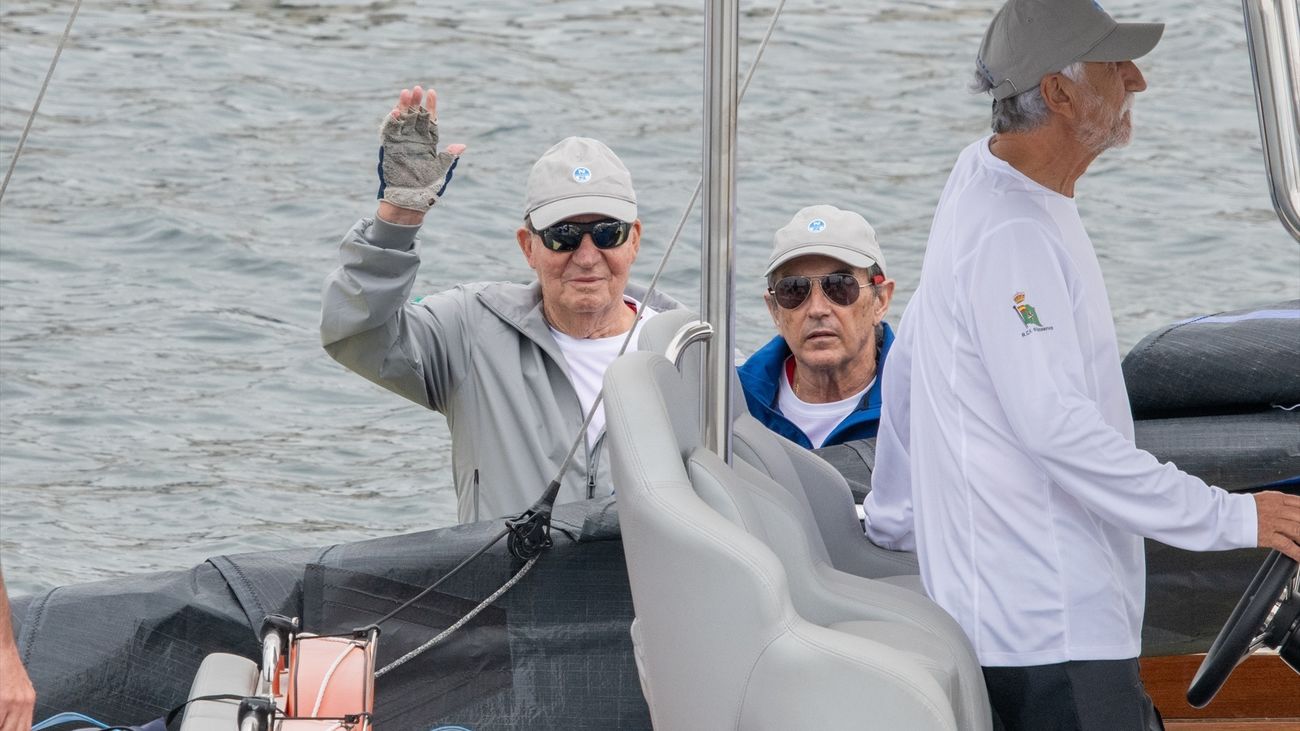 Juan Carlos I sale a navegar con el 'Bribón' entre aplausos en Sanxenxo