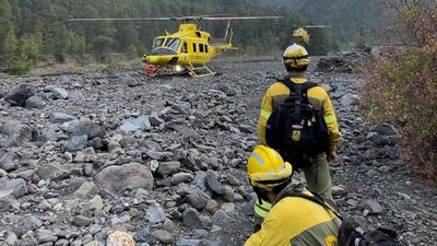 Trabajan en la Caldera de Taburiente en la reactivación del incendio de La Palma