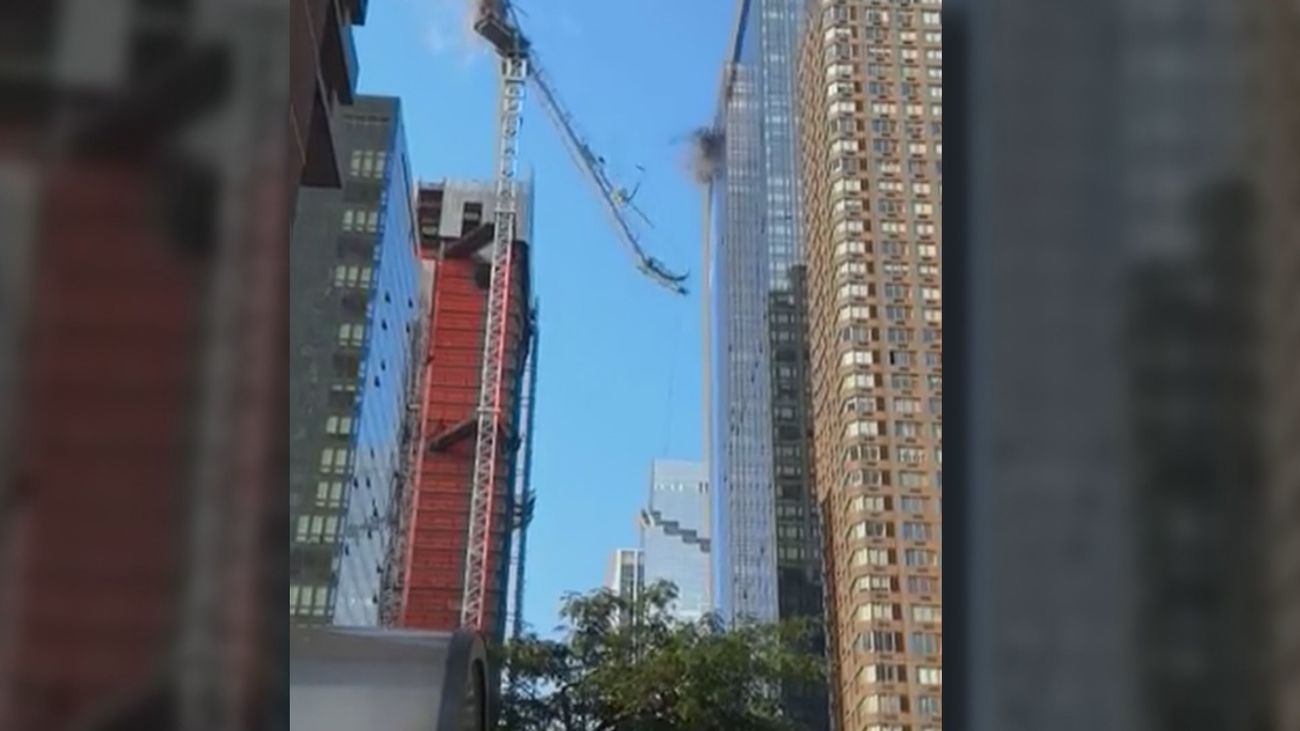Se incendia y se derrumba una grúa en pleno centro de Nueva York