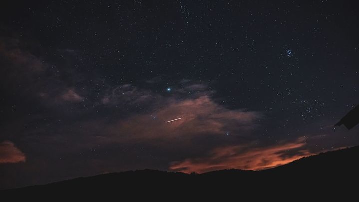 Una estrella fugaz sobre el cielo de Madrid / MIGUEL ÁNGEL DÍAZ