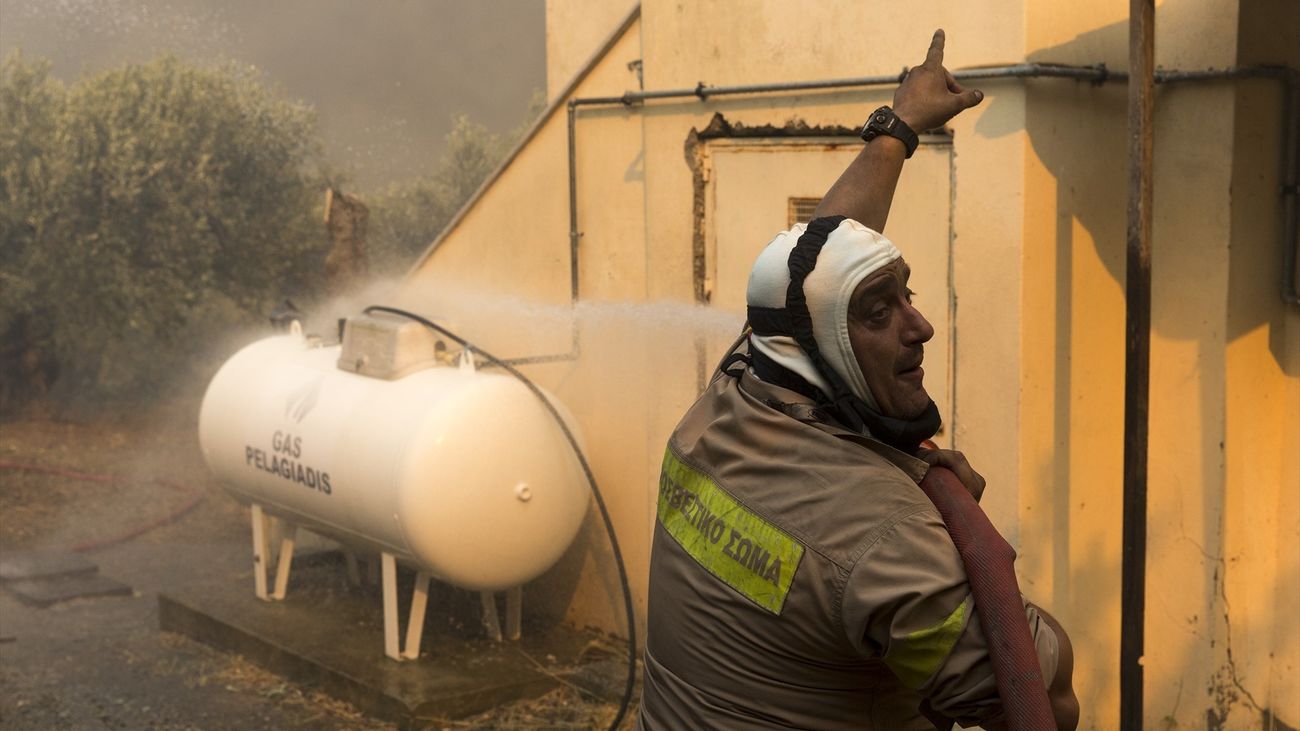 Logran contener los principales incendios en Grecia, pero siguen activos en Italia